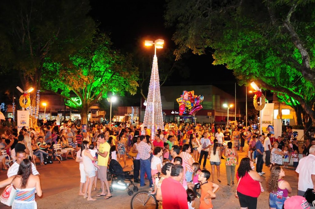 Praça Arnolfo Está Iluminada E Tem Casa Do Papai Noel