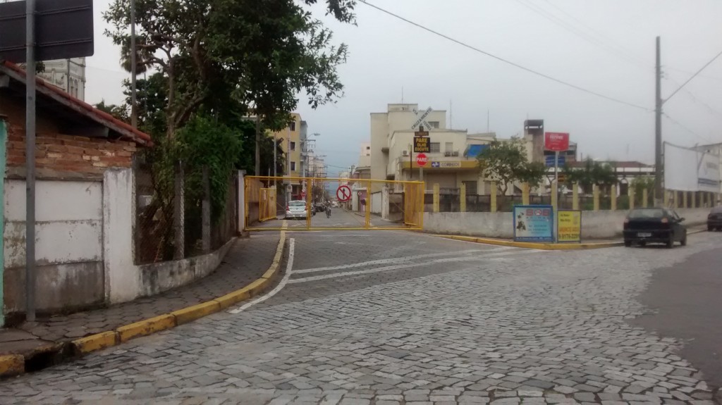 Pedestres Reclamam Do Fechamento Constante Da Passagem De Nível Da Rua São Benedito