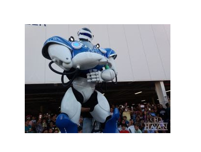 Lorena recebe robô gigante da havan Lorena Recebe Robô Gigante Da Havan