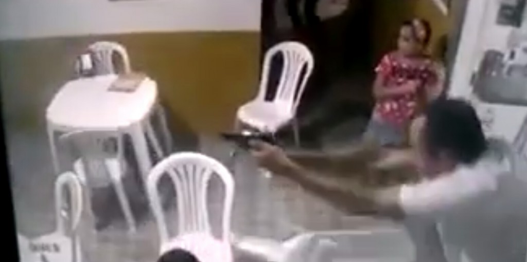 Durante assalto, policial mata criminoso em legítima defesa Durante Assalto, Policial Mata Criminoso Em Legítima Defesa