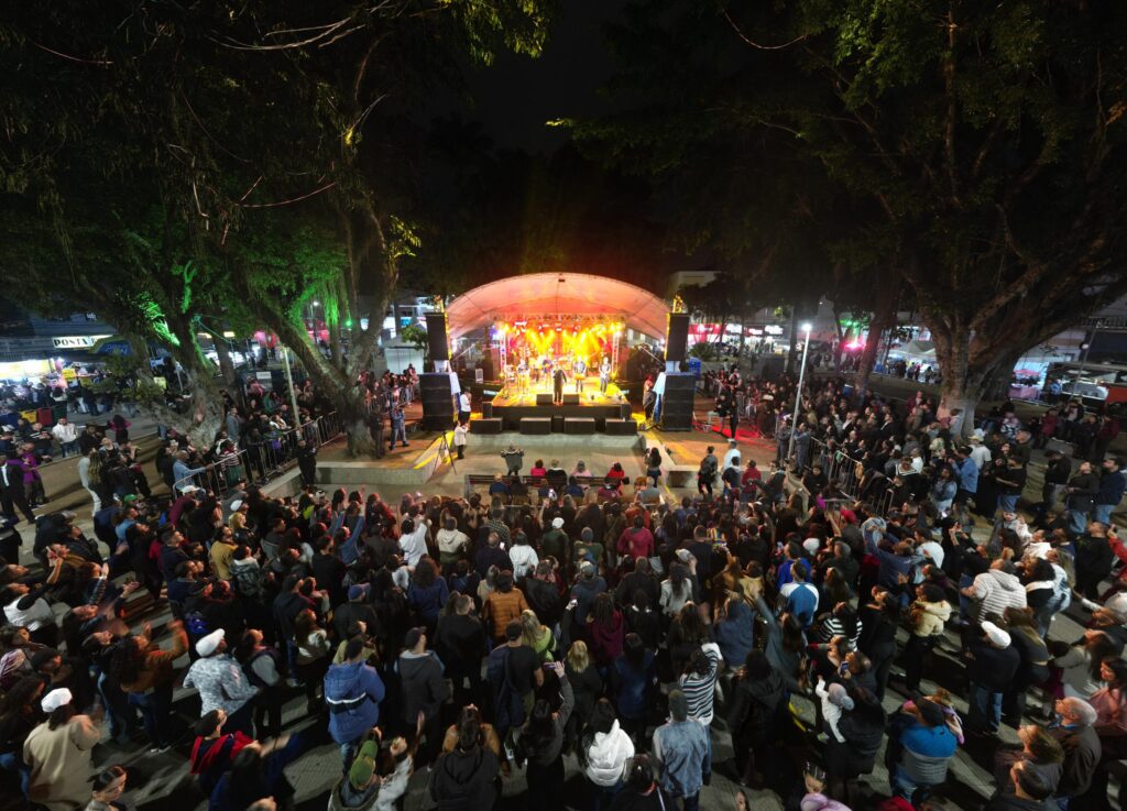 Inimigos da hp e fernanda santos agitam penúltima noite da festa da padroeira Inimigos Da Hp E Fernanda Santos Agitam Penúltima Noite Da Festa Da Padroeira