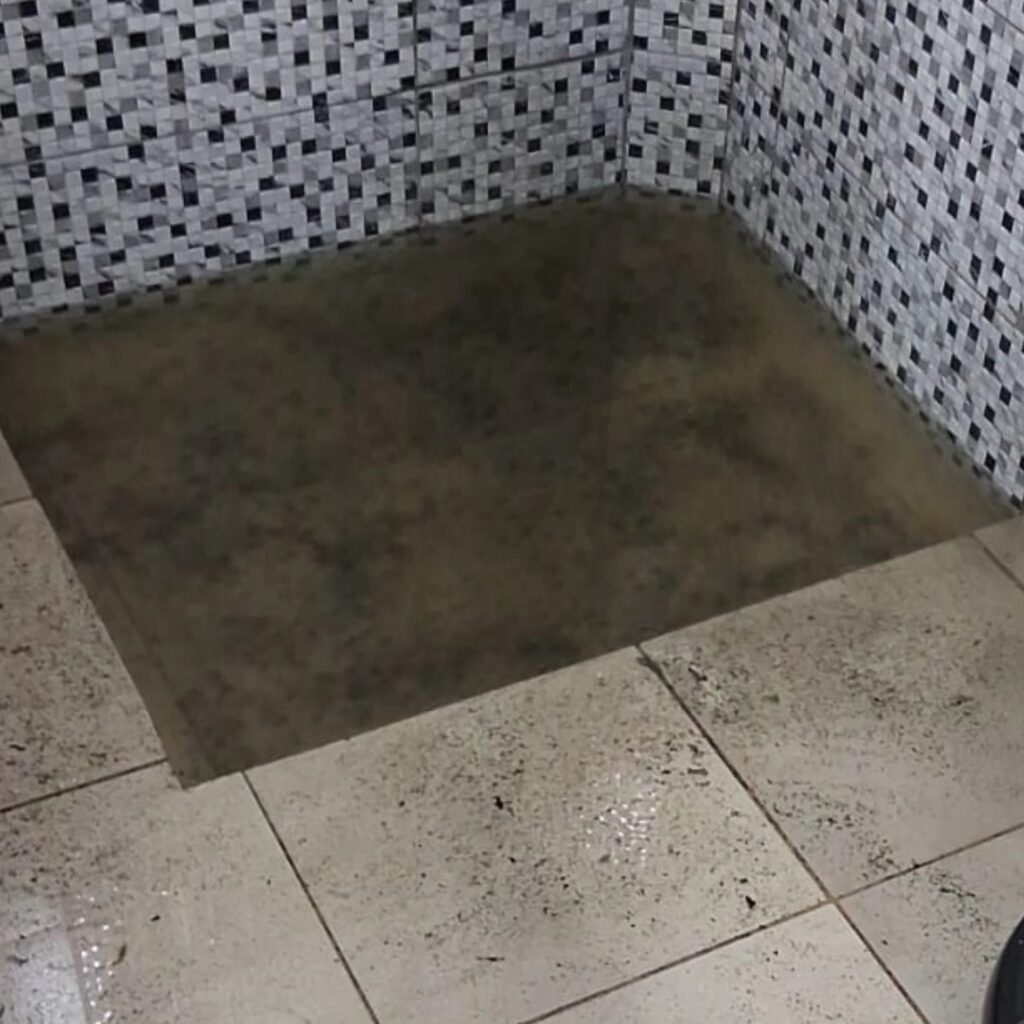 Esgoto Retornando Para Dentro De Casas No Jardim Margarida