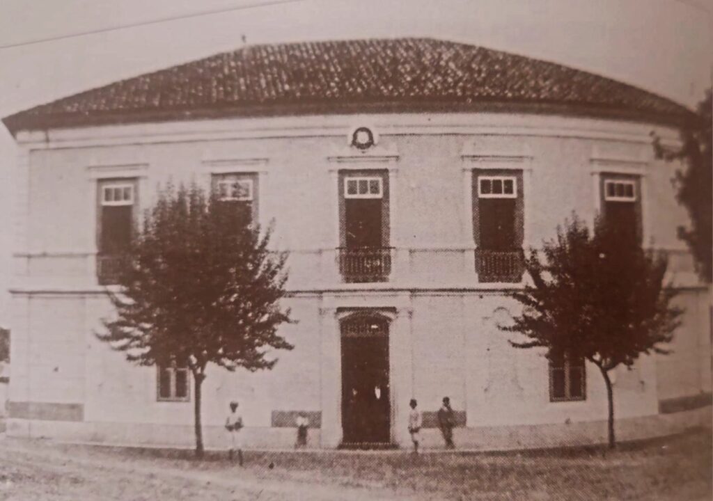 Há 138 Anos, Em 1888, Nossa Biblioteca Municipal Abria-Se Também À Noite, E Era Iluminada Por Lampiões A Querosene.