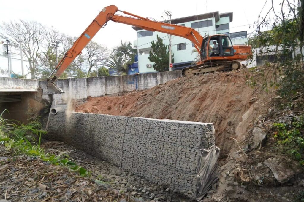 Reforço na contenção de barrancos com construção de muros de gabião em diferentes regiões da cidade Reforço Na Contenção De Barrancos Com Construção De Muros De Gabião Em Diferentes Regiões Da Cidade