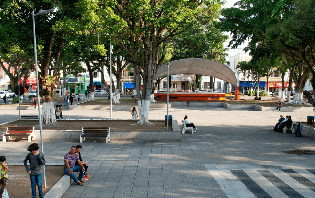 Homem É Levado À Delegacia Após Fotografar Adolescentes Na Praça Principal De Lorena